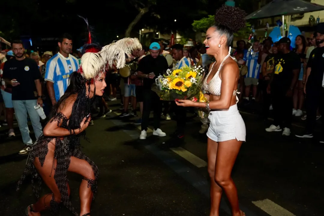 Musa da Porto da Pedra se emociona ao conhecer Sabrina Sato