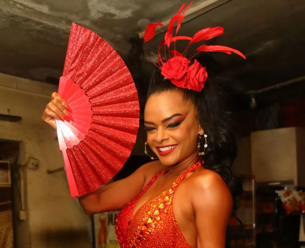 Musa da Porto da Pedra, Anny Alves, encarna a sedução da noite em ensaio fotográfico na comunidade