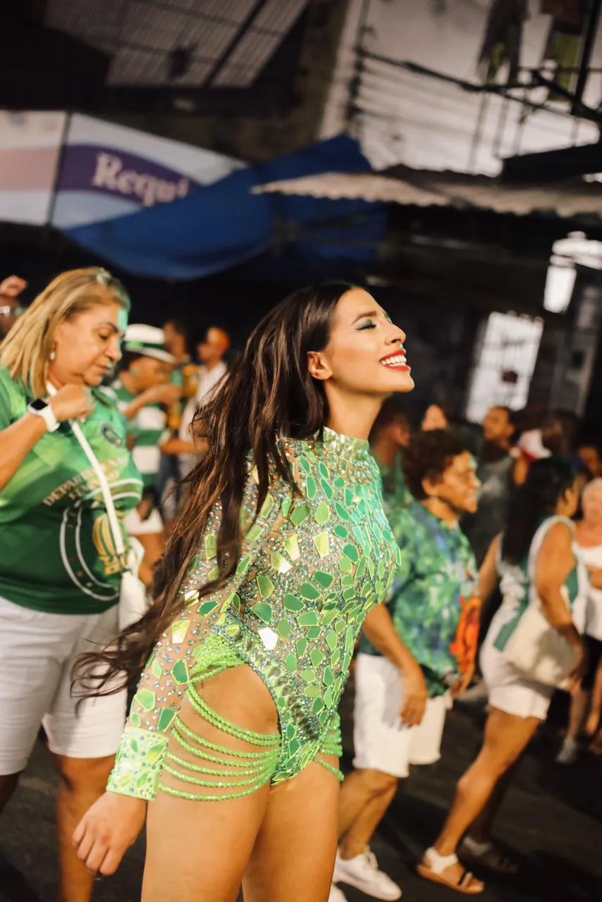 Ana Merhi esbanja carisma e simpatia em ensaio de rua do Império Serrano