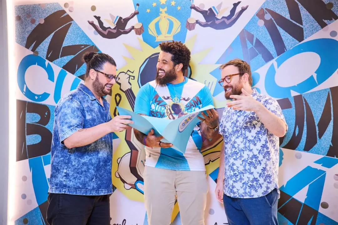 Mulambö leva pintura ao vivo à Sapucaí em homenagem ao legado de Heitor dos Prazeres pela Unidos de Vila Isabel