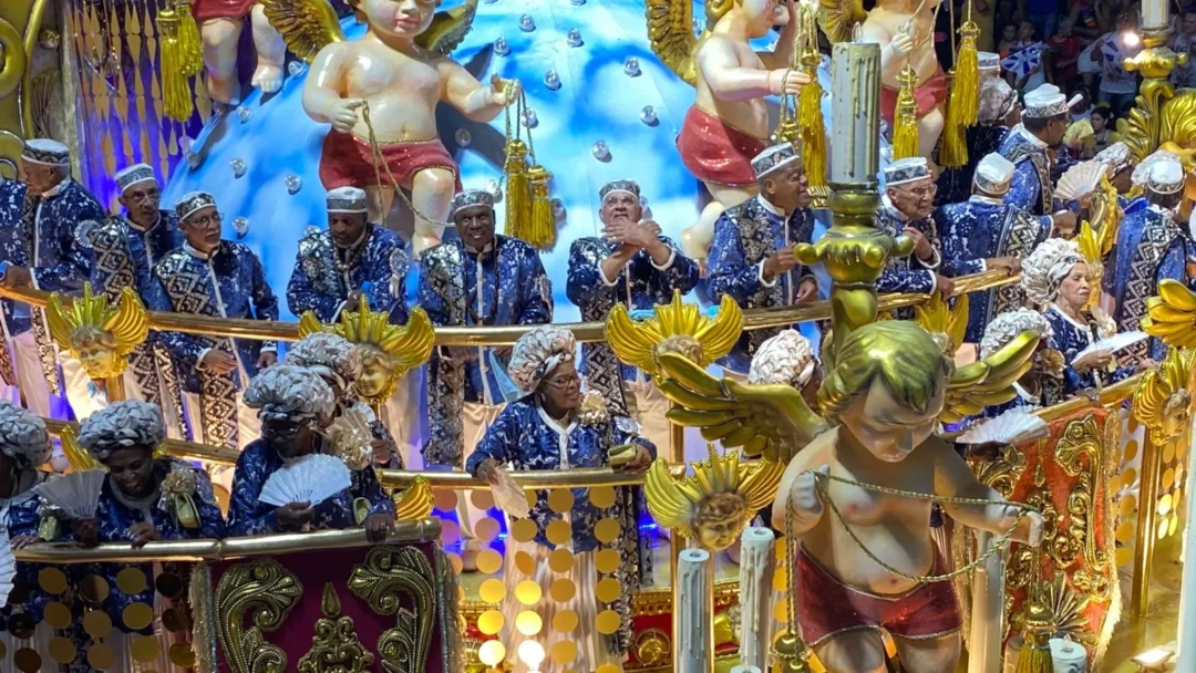 Beija-Flor de Nilópolis viveu noite épica na Sapucaí com o “Bembé do Mercado”: fé, ancestralidade e grandiosidade