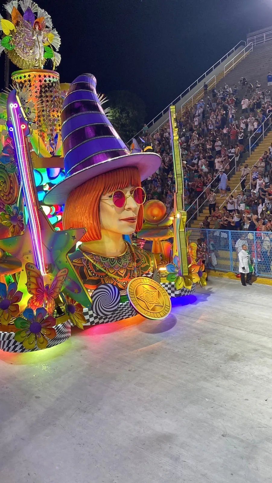 “Rita Lee a Padroeira da Liberdade Incendeia a Sapucaí: Mocidade Transforma Rebeldia em Carnaval”
