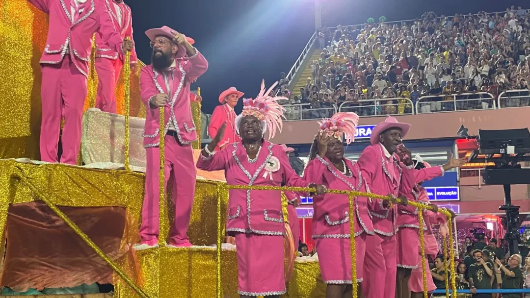 Unidos do Jacarezinho encanta na avenida com desfile vibrante e brilho absoluto do primeiro casal de mestre-sala e porta-bandeira