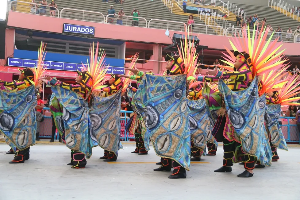 Unidos da Ponte encerra a madrugada com samba potente e baile cultural na Sapucaí