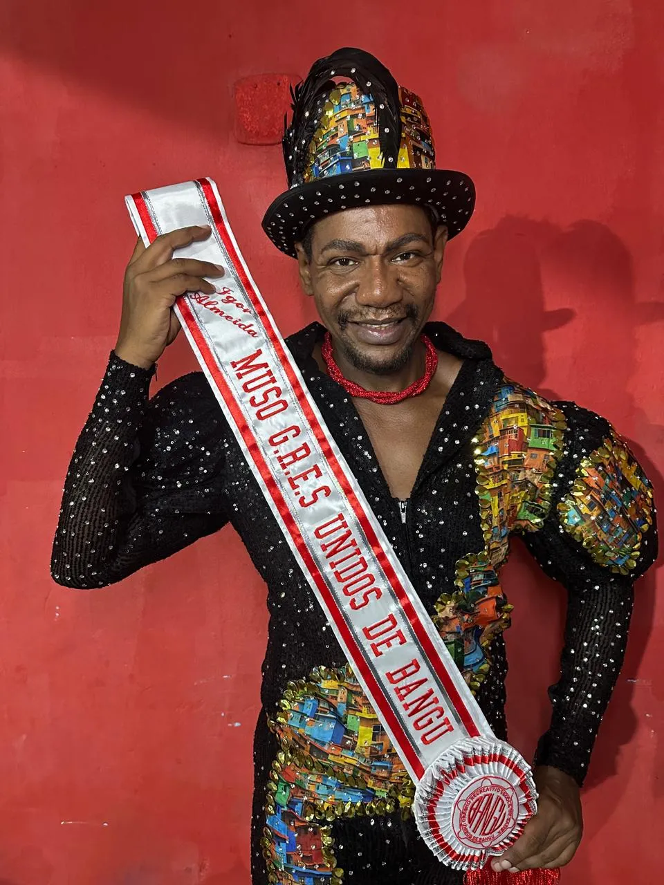 ​​Igor Almeida recebe faixa de muso da Unidos de Bangu para o Carnaval 2026