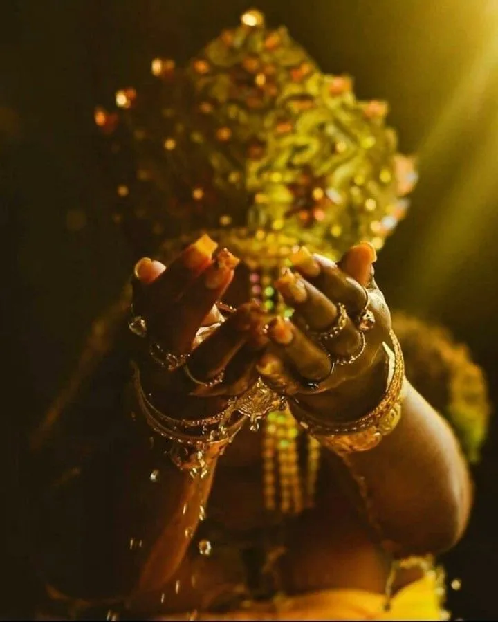 “Oxum é mulher”: babalorixá Ulysses Alvarez comenta representação masculina da orixá na avenida e debate sobre machismo no samba