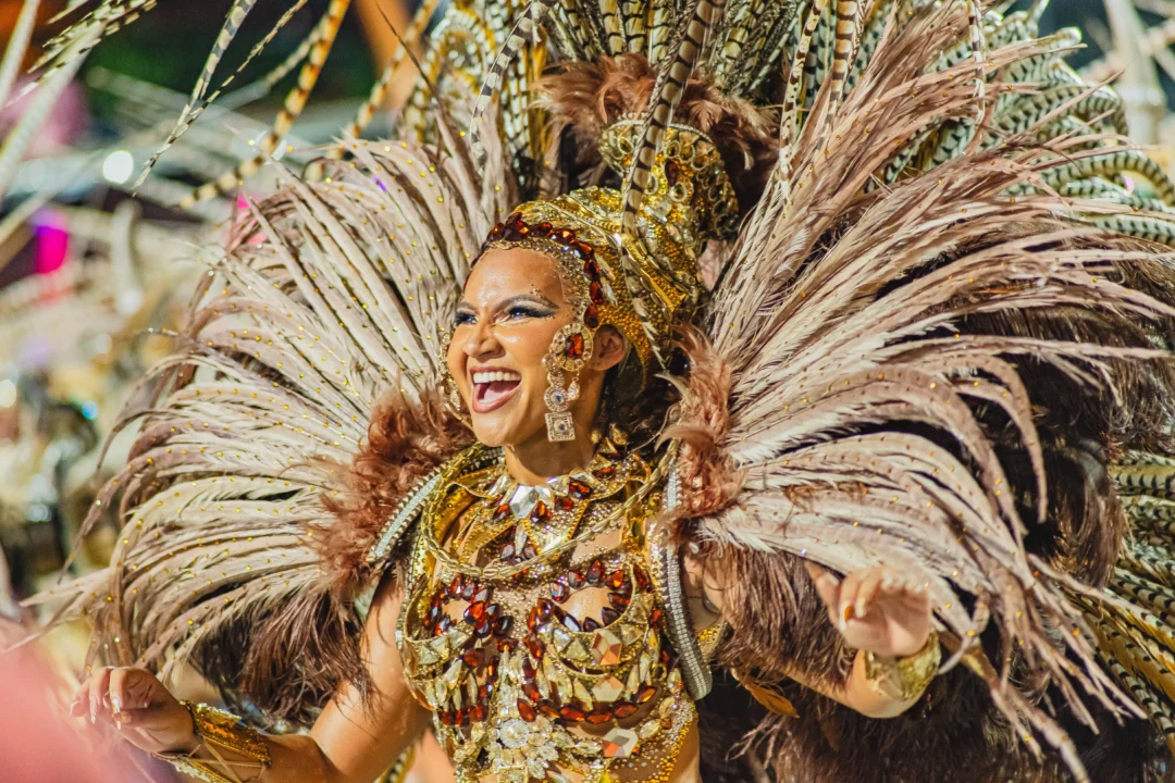 Rayane Dumont segue como rainha de bateria da União de Maricá para estreia no Grupo Especial