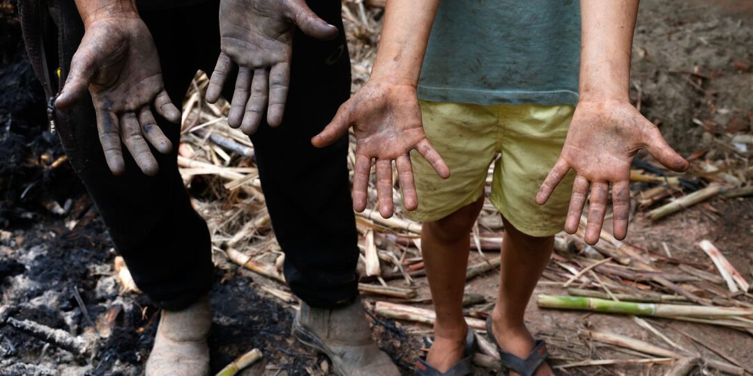 Famílias lutam para reconstruir a vida um mês depois de chuvas em MG
