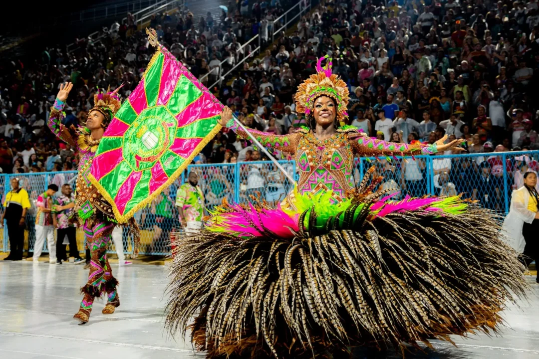 Estação Primeira de Mangueira celebra 98 anos com Alvorada, ações sociais e Samba da Volta