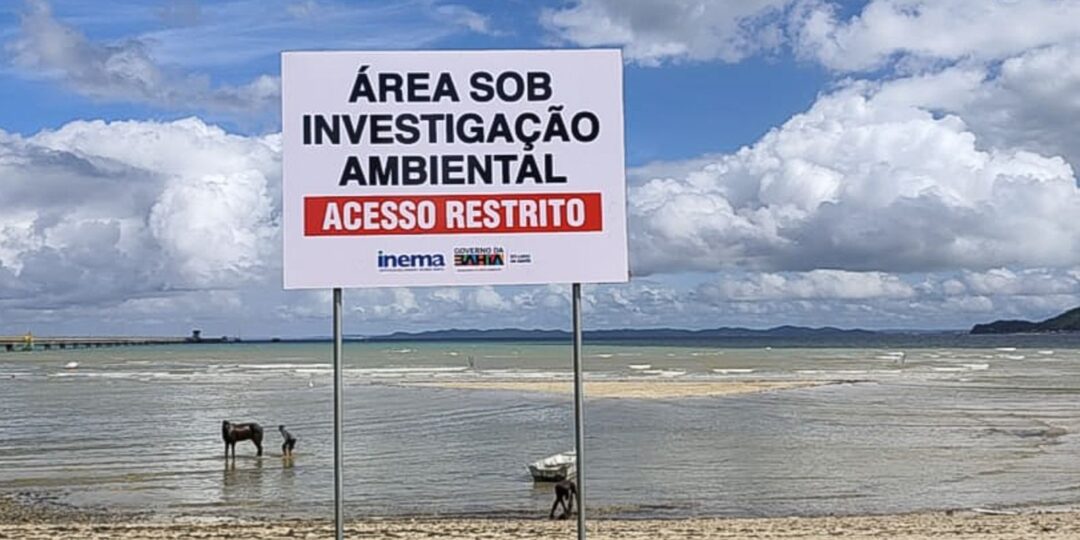 Comunidade na orla baiana sofre há 100 dias com contaminação da praia